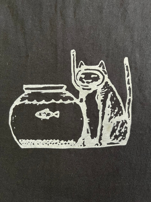 猫と金魚鉢柄　長袖Tシャツ【SS～3L】綿100% (男女兼用) 2枚目の画像