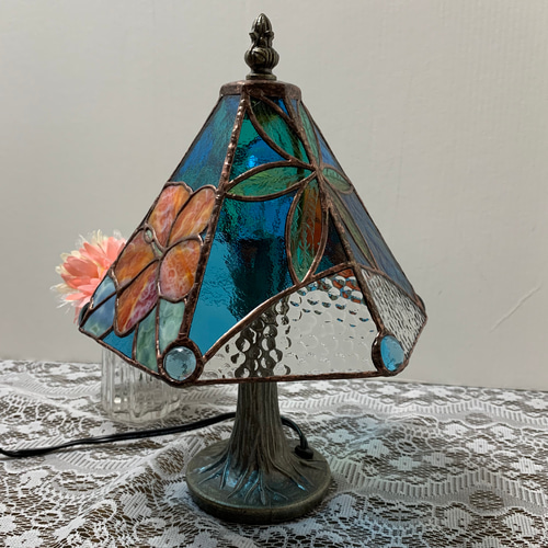 8月のステンドグラスランプ《アイランド》 スタンドライト・テーブル