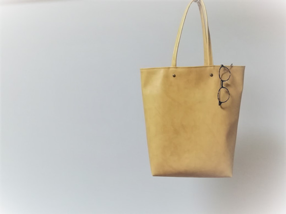 マスタードイエロー色のA4対応シンプルトートバッグ「Creema限定」 1枚目の画像