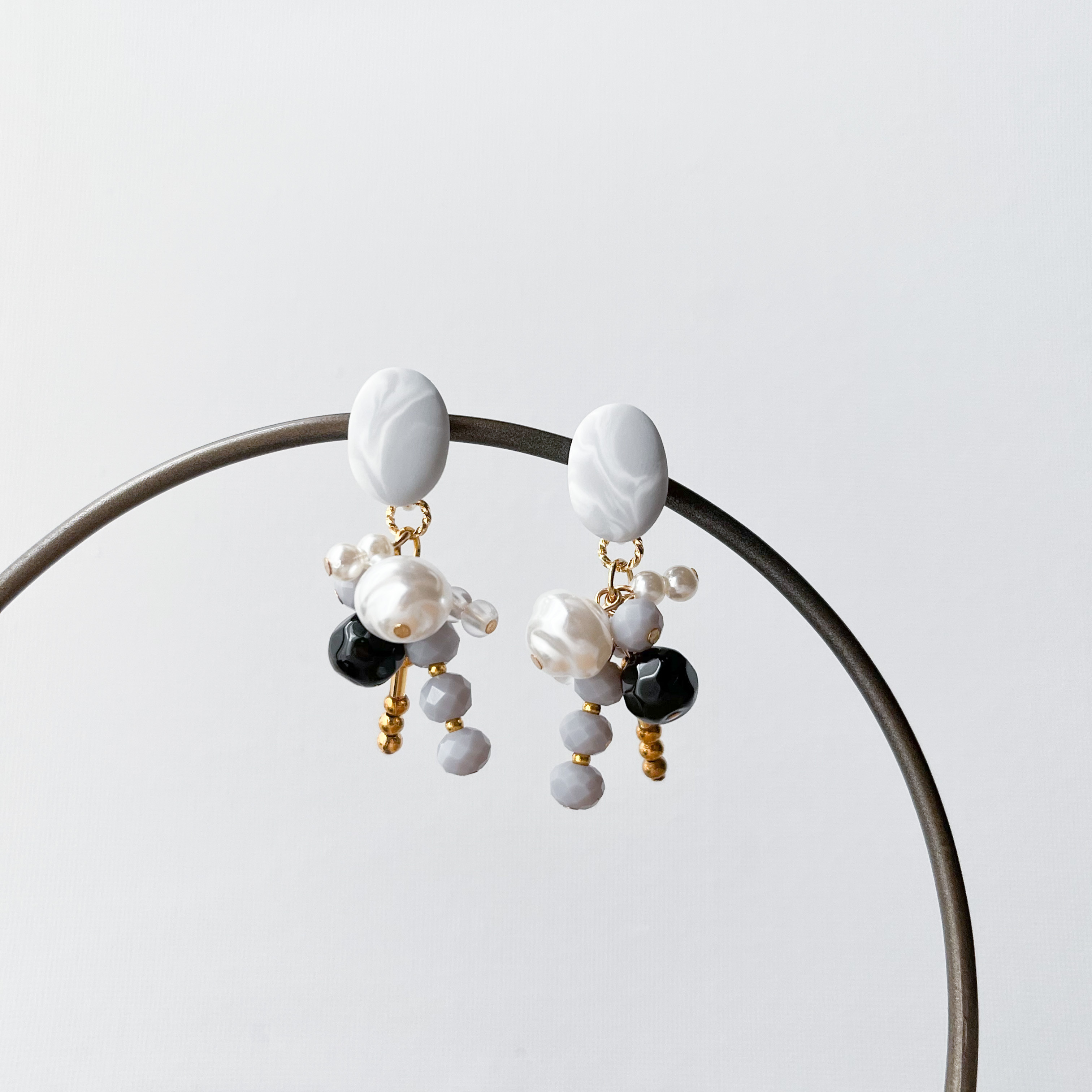 ポリマークレイ × ミックスビジュー costume jewelry イヤリング -gray-