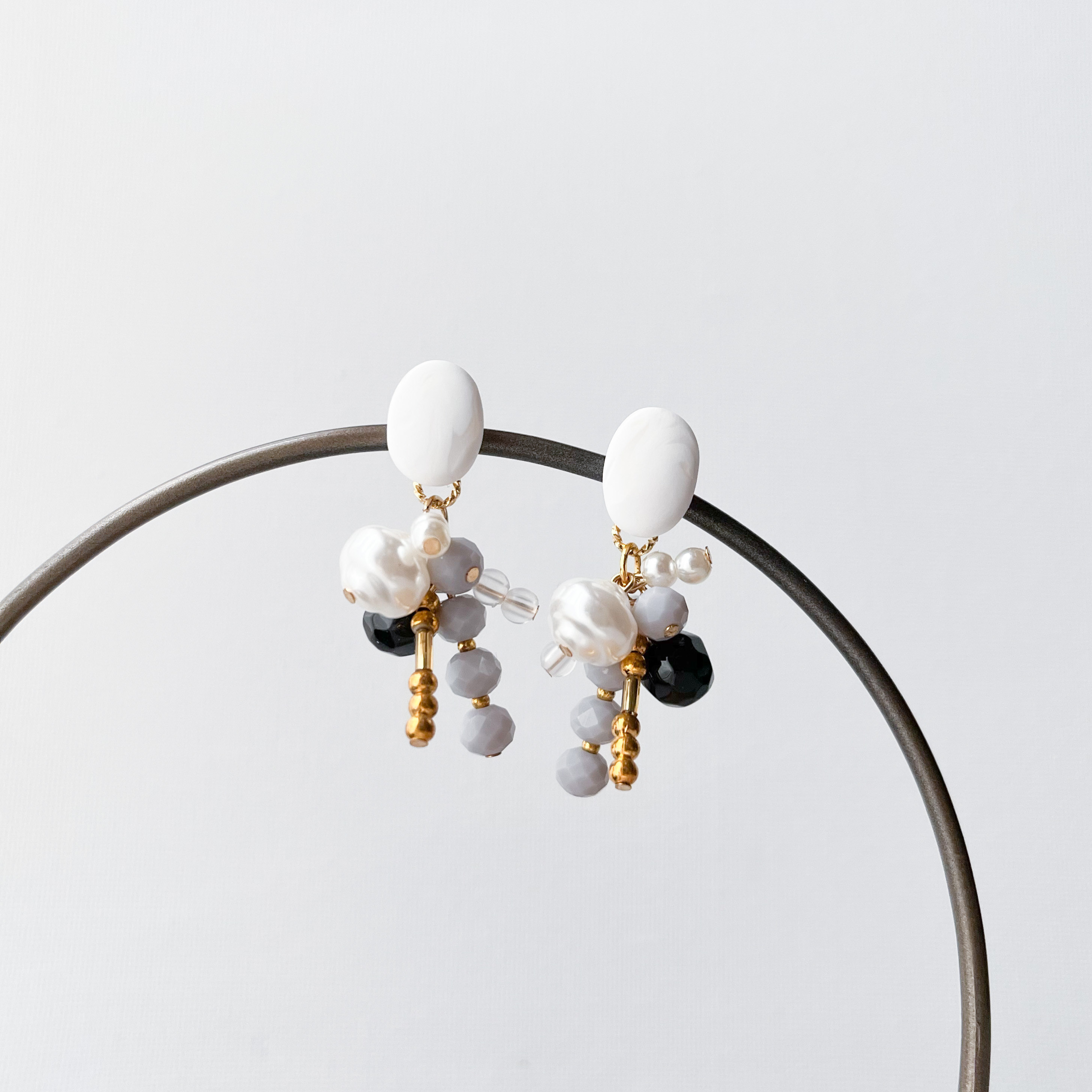 ポリマークレイ × ミックスビジュー costume jewelry ピアス -white-