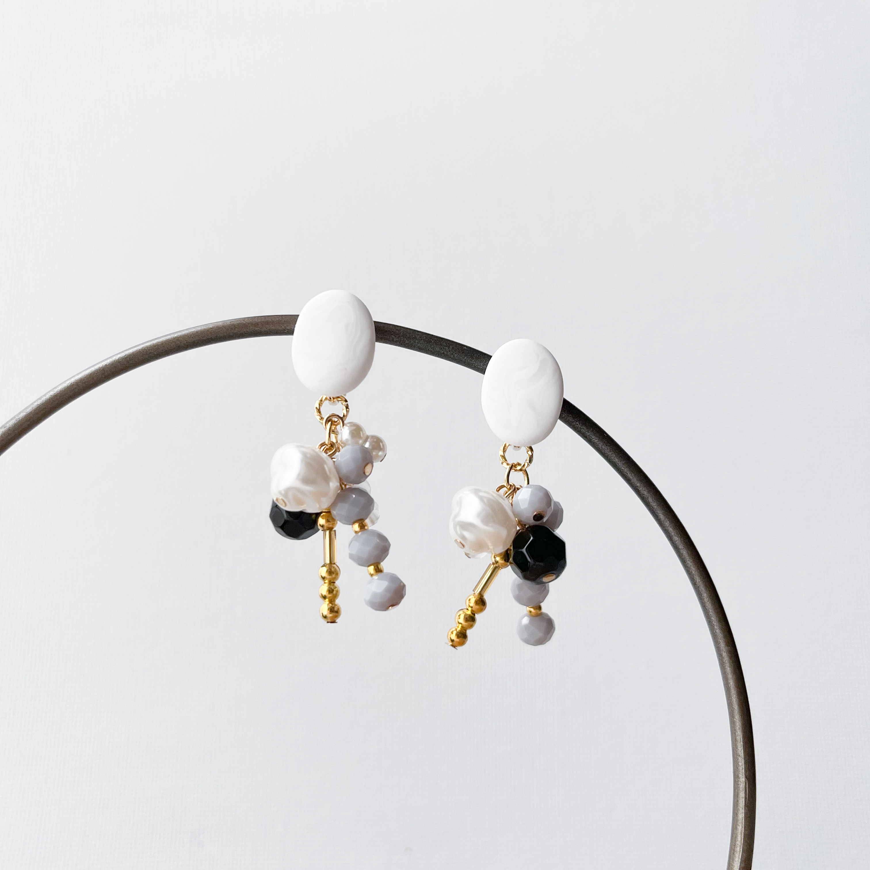 ポリマークレイ × ミックスビジュー costume jewelry イヤリング -white-