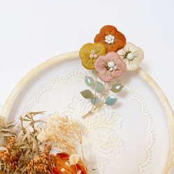 お花ブーケの刺繍ブローチ 4枚目の画像