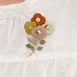 お花ブーケの刺繍ブローチ 3枚目の画像