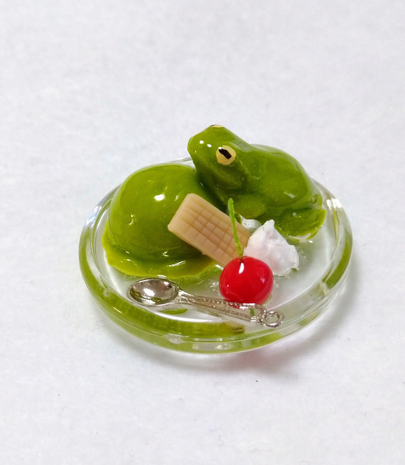 抹茶アイスに擬態するカエルのミニ置物 1枚目の画像