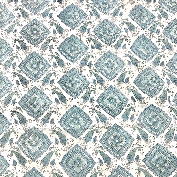 【50cm単位】ホワイトブルーダイヤフラワー　インドハンドブロックプリント生地　テキスタイル　コットン 3枚目の画像