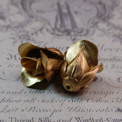BEHOLD− 蕾 長めがく付き 真鍮製 花 1個 アメリカ製 パーツ スタンピング ヴィンテージ風 5枚目の画像