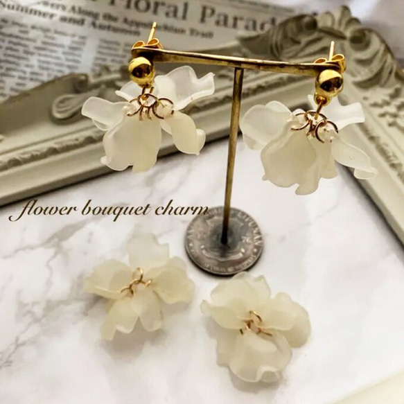 【29】original❣フラワーブーケチャーム2個　艶消しオフホワイト 1枚目の画像