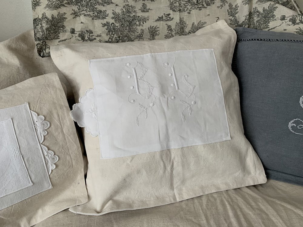 アンティークリネンモノグラム刺繍クッションカバー♪ クッション