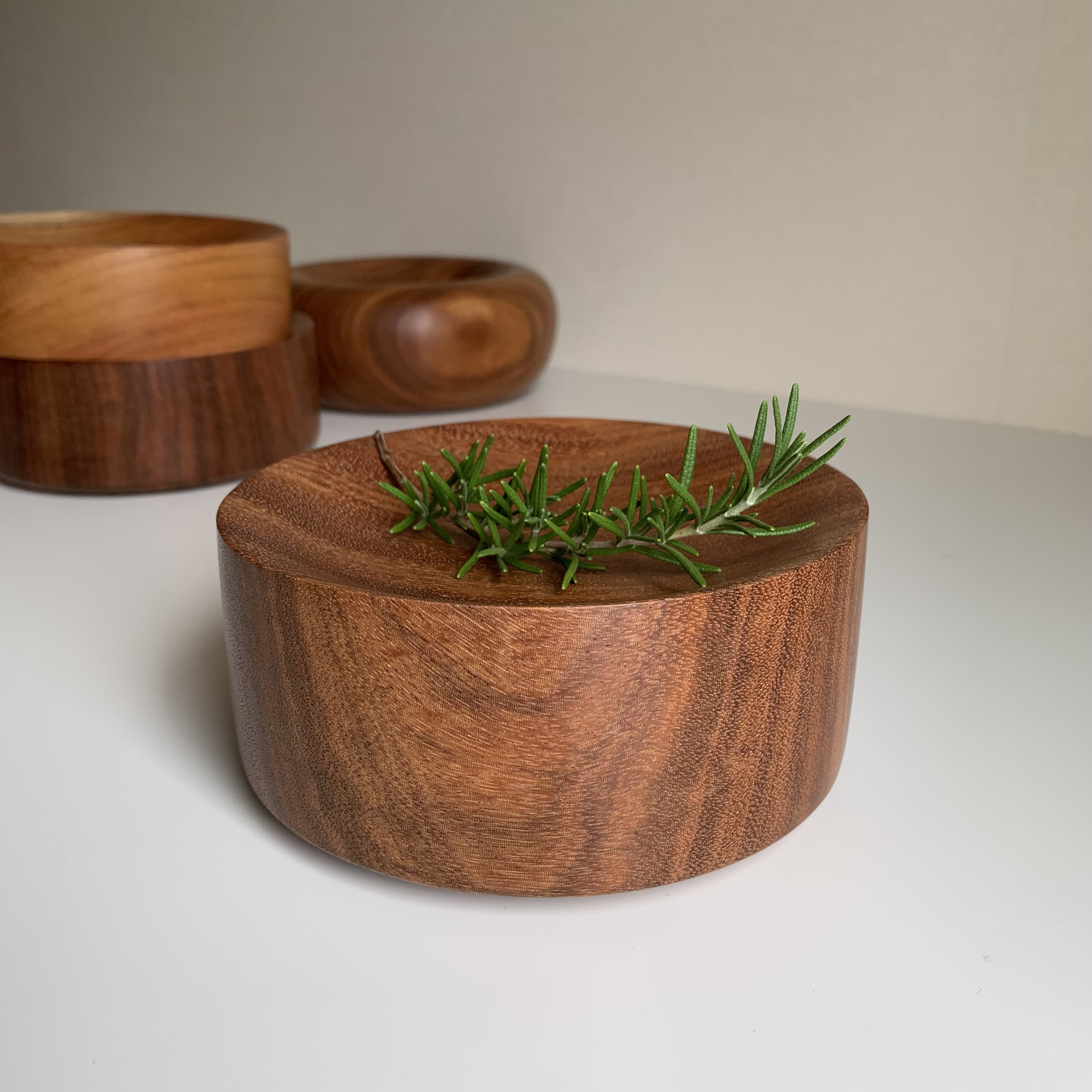 飾り皿　丸皿　銅製　小物入れ　彫刻　置物　インテリア　工芸品　美術品　A3065 飾り皿(小） 龍 黒 スタンド付 漆塗り・木製 12-13603 漆器の井助