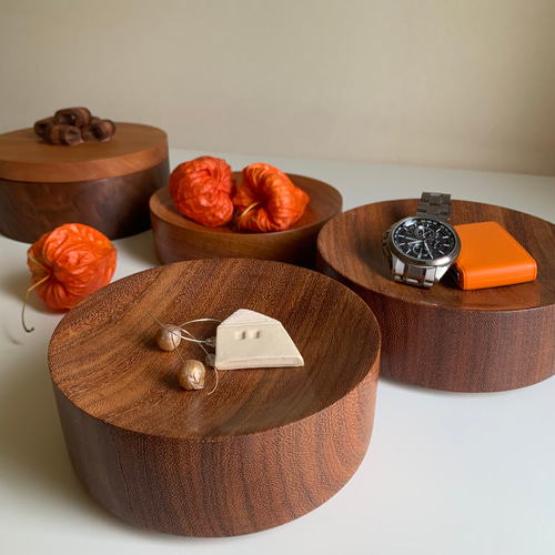 丸型小物入れ物（削り出し)　ブラックウォールナット製　磁石蓋（天然無垢） アクセサリー・鍵・時計 小物入れ 木の器 果物入れ 飾り台