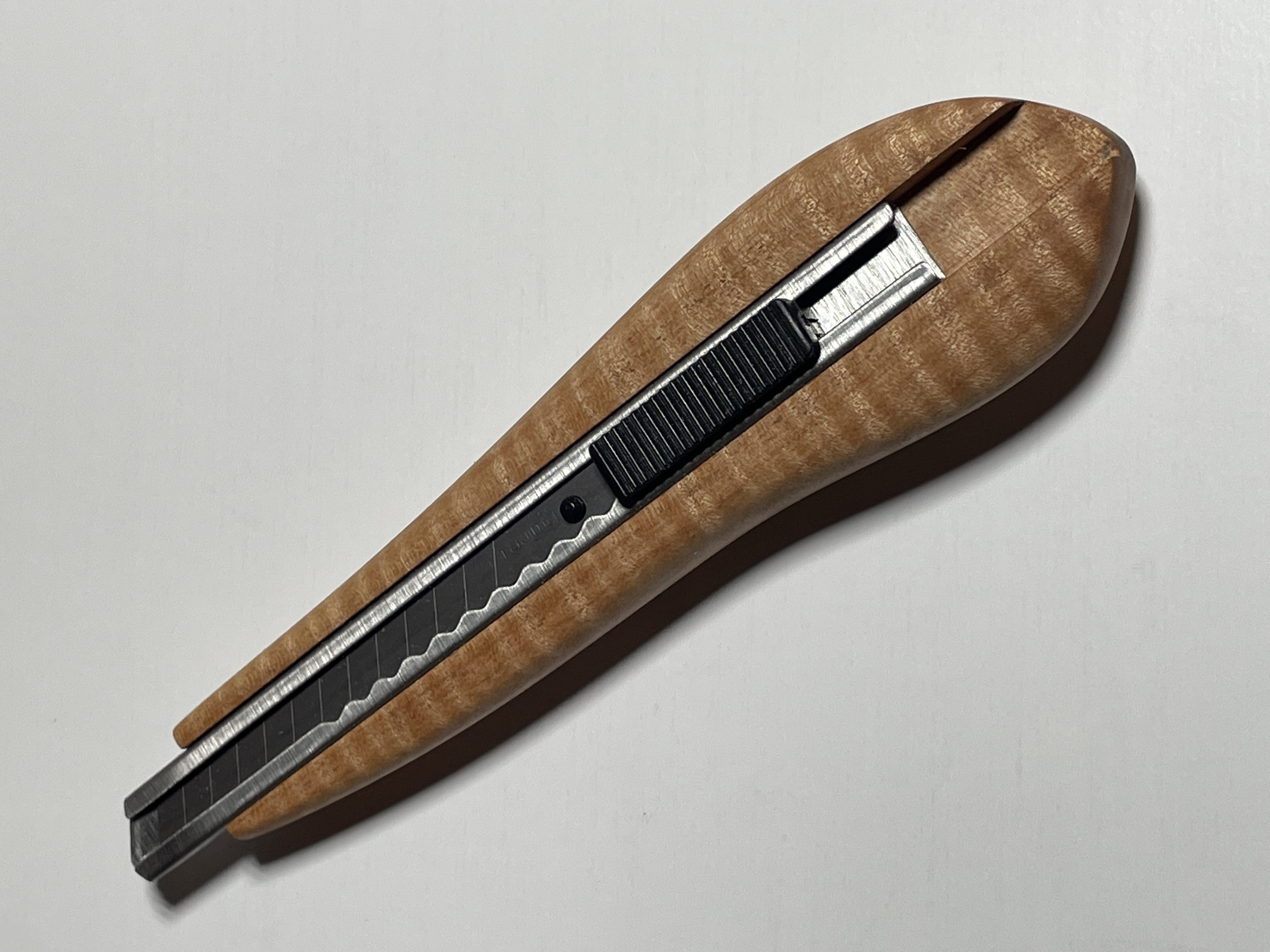 ギター材で作った木製スリムカッターナイフ～トラ杢メイプル削り出し