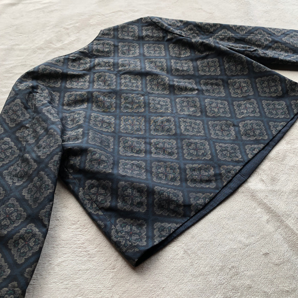 大島紬のリバーシブルジャケット　 ノーカラージャケット　七分袖　着物リメイク 4枚目の画像
