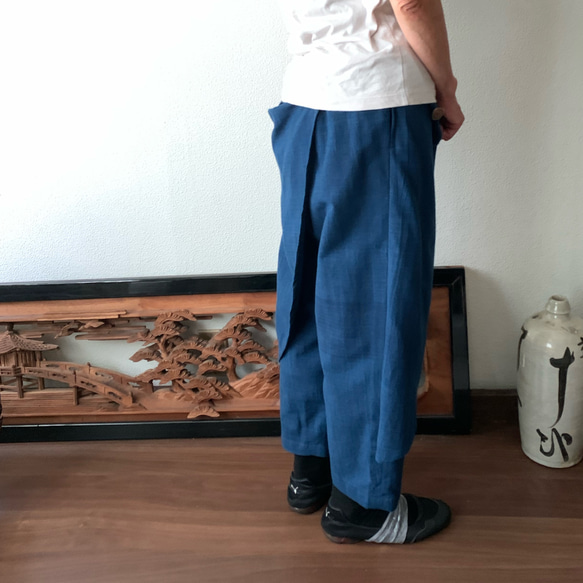 前後布スカート風手織り綿クロップドパンツ　前布の後ろ布の動きが楽しくガウチョ丈ですっきりパンツ　藍絣 16枚目の画像