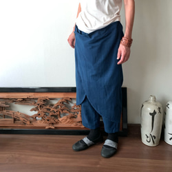 前後布スカート風手織り綿クロップドパンツ　前布の後ろ布の動きが楽しくガウチョ丈ですっきりパンツ　藍絣 3枚目の画像