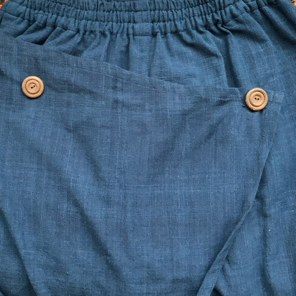 前後布スカート風手織り綿クロップドパンツ　前布の後ろ布の動きが楽しくガウチョ丈ですっきりパンツ　藍絣 17枚目の画像