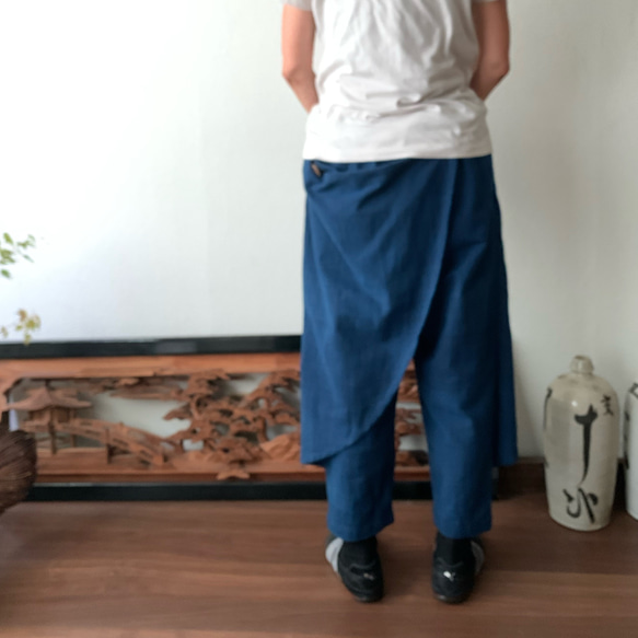 前後布スカート風手織り綿クロップドパンツ　前布の後ろ布の動きが楽しくガウチョ丈ですっきりパンツ　藍絣 15枚目の画像