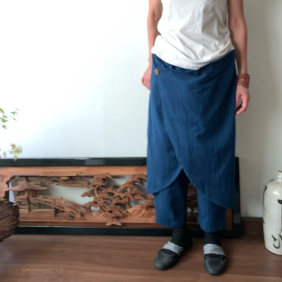 前後布スカート風手織り綿クロップドパンツ　前布の後ろ布の動きが楽しくガウチョ丈ですっきりパンツ　藍絣 6枚目の画像