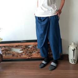 前後布スカート風手織り綿クロップドパンツ　前布の後ろ布の動きが楽しくガウチョ丈ですっきりパンツ　藍絣 12枚目の画像