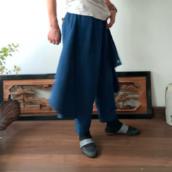 前後布スカート風手織り綿クロップドパンツ　前布の後ろ布の動きが楽しくガウチョ丈ですっきりパンツ　藍絣 7枚目の画像