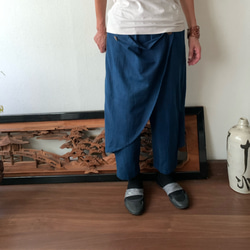 前後布スカート風手織り綿クロップドパンツ　前布の後ろ布の動きが楽しくガウチョ丈ですっきりパンツ　藍絣 11枚目の画像