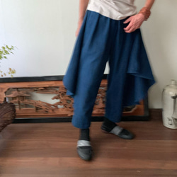 前後布スカート風手織り綿クロップドパンツ　前布の後ろ布の動きが楽しくガウチョ丈ですっきりパンツ　藍絣 4枚目の画像