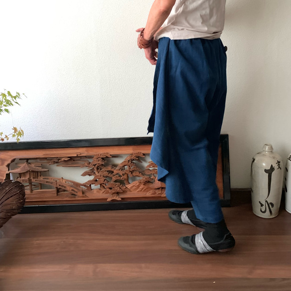 前後布スカート風手織り綿クロップドパンツ　前布の後ろ布の動きが楽しくガウチョ丈ですっきりパンツ　藍絣 9枚目の画像