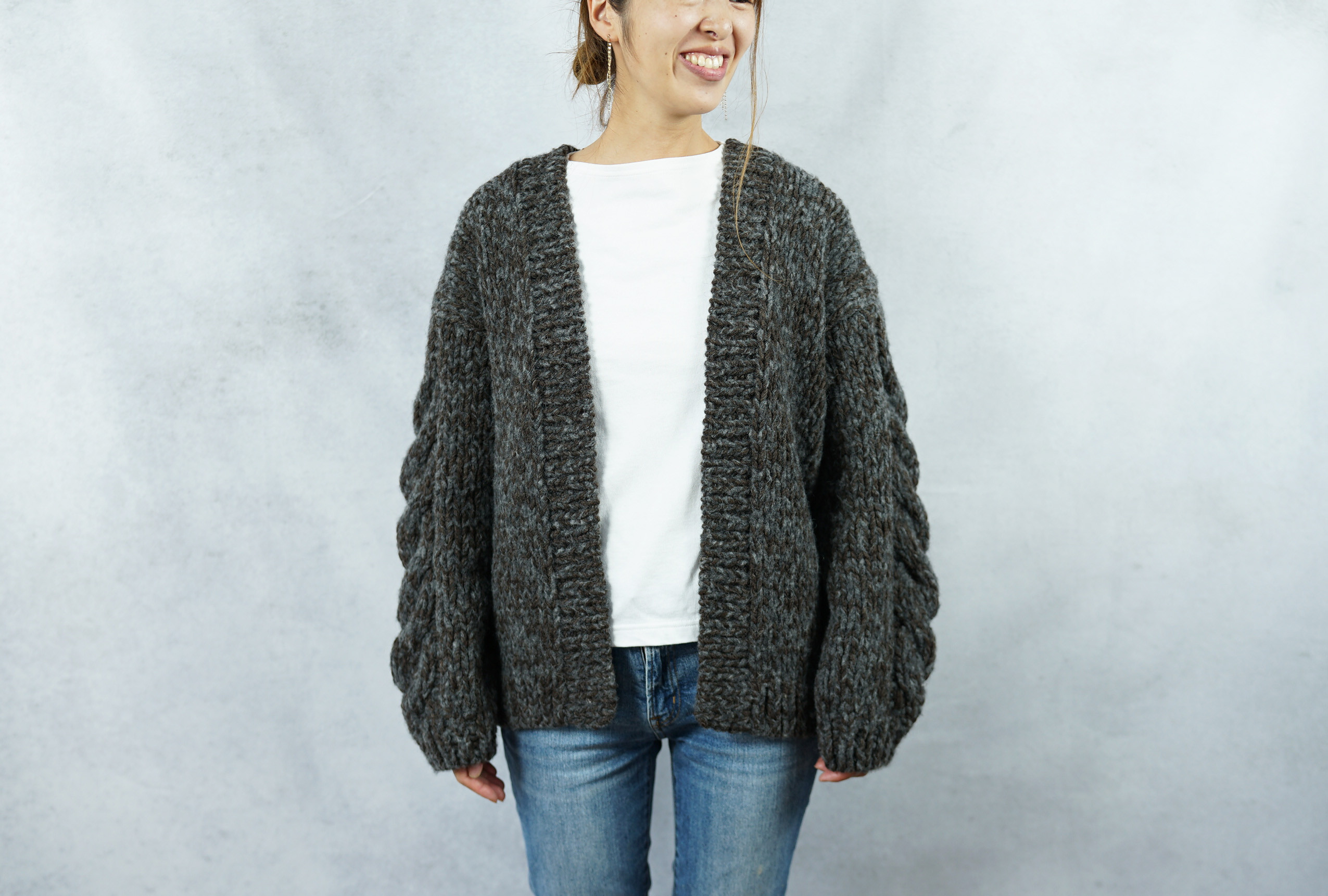 【即納可】アルパカウール・ケーブル編みガウン（N-420085-チャコール）・ペルーニット