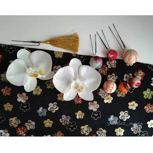和装　アーティフィシャルフラワーと和玉の髪飾り　胡蝶蘭とアンティークな和玉　ウェディング、振袖、袴に 2枚目の画像