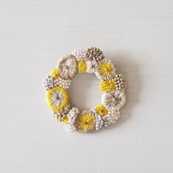 リース刺繍ブローチ・イエローベージュ 2枚目の画像