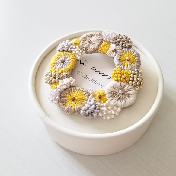 リース刺繍ブローチ 1枚目の画像