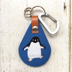 アデリーペンギンの刺繍キーホルダー（ブルー） 1枚目の画像