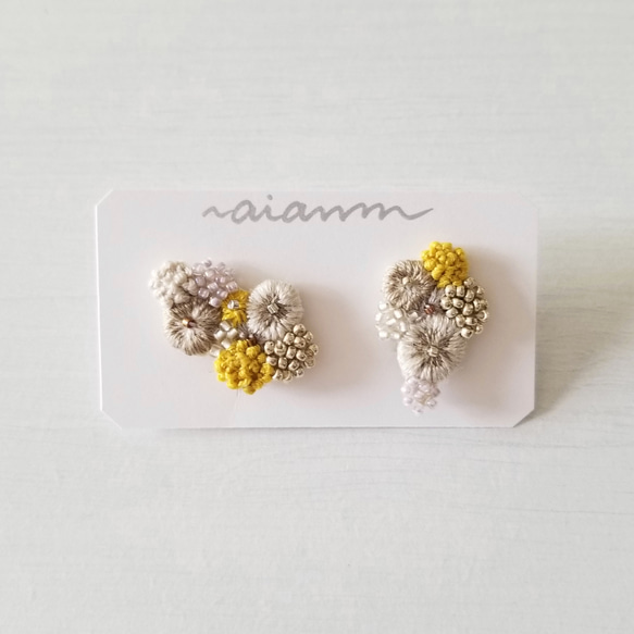 アシメトリー 刺繍イヤリング・イエローベージュ 2枚目の画像