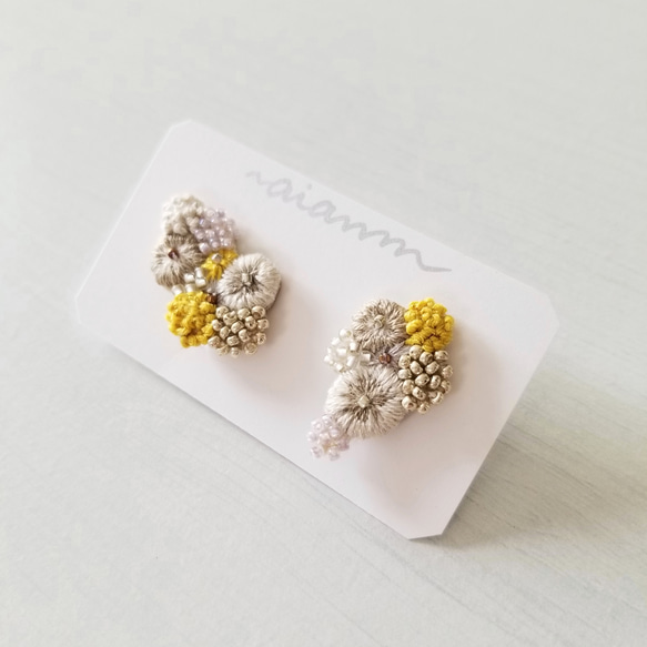 アシメトリー 刺繍イヤリング・イエローベージュ 1枚目の画像