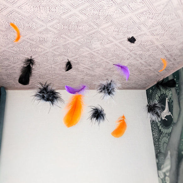ハロウィン 羽のガーランド 北欧テイスト シンプル フェザー インテリア 羽毛  オーナメント 魔女 かぼちゃ カラス 1枚目の画像
