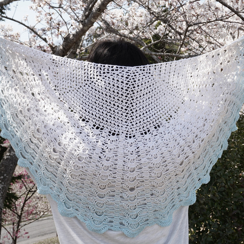 送料無料・即納】白と水色のグラデーションショール 手編み コサージュ