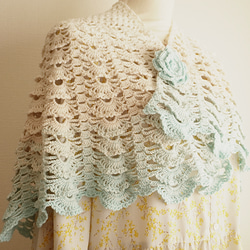 【送料無料・即納】白と水色のグラデーションショール 手編み コサージュ付き 2枚目の画像