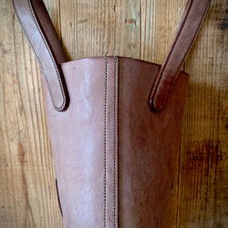 手縫いの革の縦型トートバッグ『Aria Topolino 32』 9枚目の画像