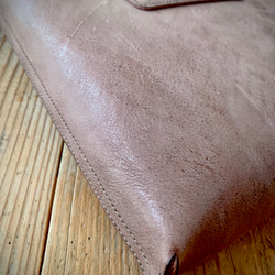 手縫いの革の縦型トートバッグ『Aria Topolino 32』 12枚目の画像