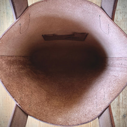 手縫いの革の縦型トートバッグ『Aria Topolino 32』 10枚目の画像