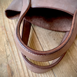 手縫いの革の縦型トートバッグ『Aria Topolino 32』 11枚目の画像