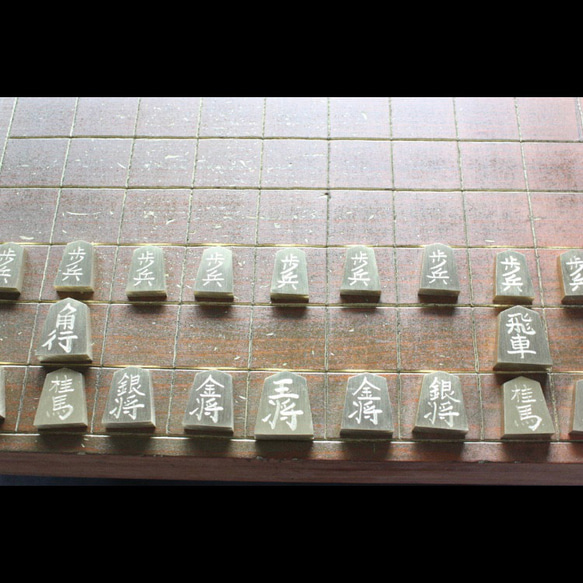 金属製将棋駒　BS-1 ヘアライン加工品　真鍮製（黄銅製）４1駒 3枚目の画像