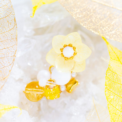 黄色い紫陽花と天然石（シトリン、アコヤ真珠、ホワイトシェル、マザーオブパール、クリスタル）のイヤーカフ 3枚目の画像