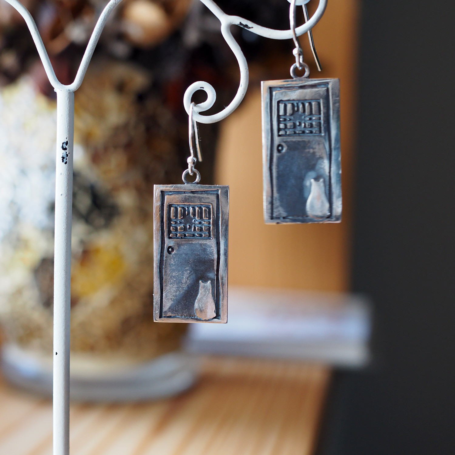 ドアの前で待つ猫ピアス ペア