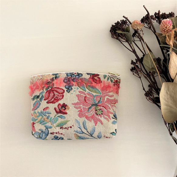 ゴブラン織り チュールフリルマチ付きポーチ 花柄×ピンクフリル 2枚目の画像