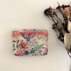 ゴブラン織り チュールフリルマチ付きポーチ 花柄×ピンクフリル 1枚目の画像
