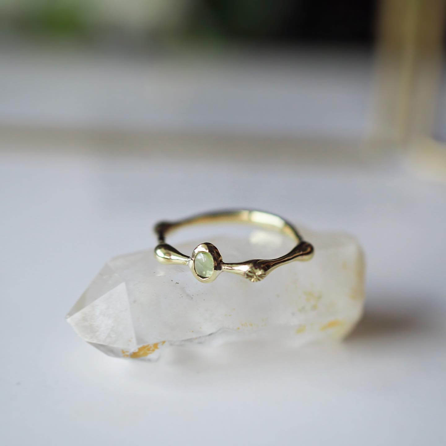 小さな鉱物・ペリドット＊連なる雫(シズク)の真鍮リング
