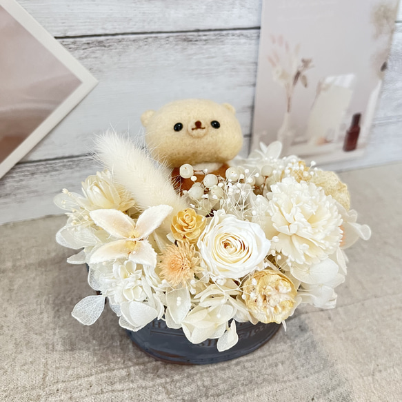 フラワーギフト プリザーブドフラワー ドライフラワー 羊毛フェルトくまちゃんとお花のギフト 1枚目の画像