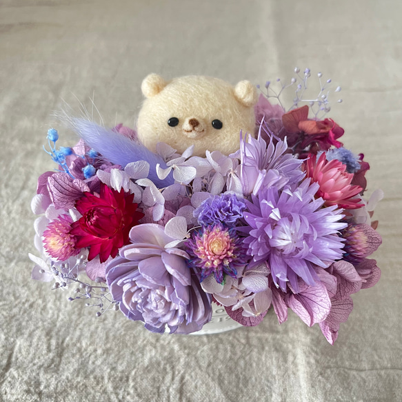 フラワーギフト プリザーブドフラワー ドライフラワー 羊毛フェルトくまちゃんとお花のギフト 1枚目の画像