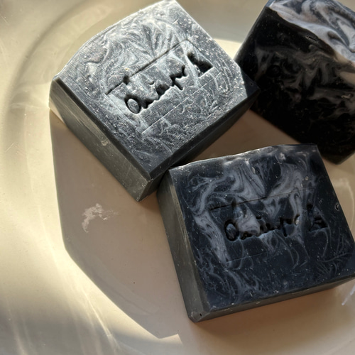 竹炭石鹸 Audrey Soap 手作り石鹸 ハンドメイド石鹸 雑貨石鹸【1個